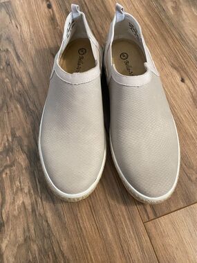 Bella Vita Wrenley Athletic Shoes Women's 10 M Beige Slip On Low Top Sneaker S22